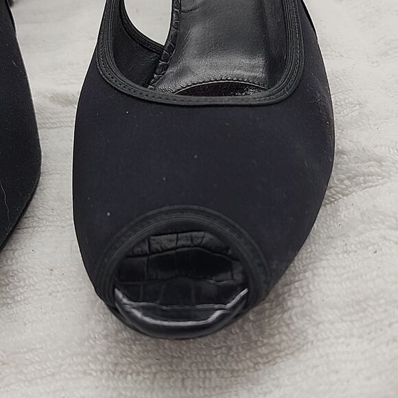 DONALD PLINER LATARA PEEP TOE PUMPS LADIES SIZE 8 CUT-OUT SIDES MICROFIBER⚫️GUC - Picture 3 of 16